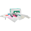 Table d’extension HUSQVARNA VIKING pour série JADE soutenant un ouvrage de courtepointe pendant la couture.